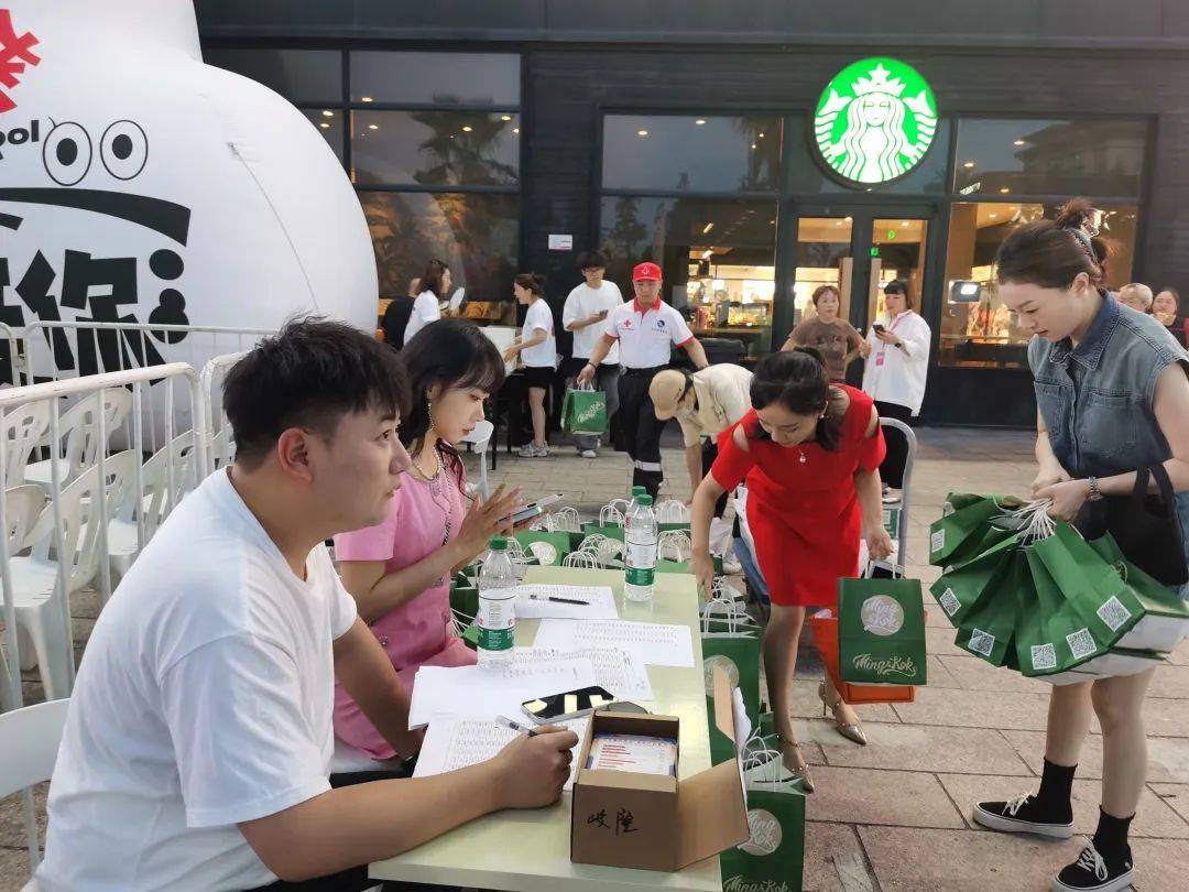 亚洲电视直播现场热闹非凡，观众沸腾不已的简单介绍